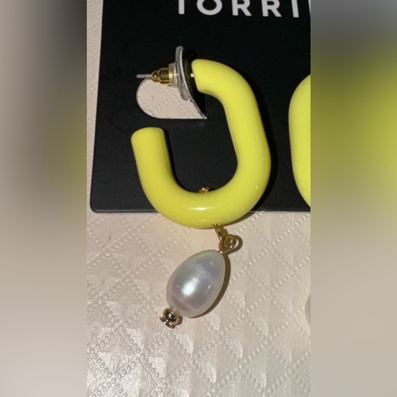 Torrid NWT E Pearl Yellow Hoop Post Earrings - Picture 4 of 7